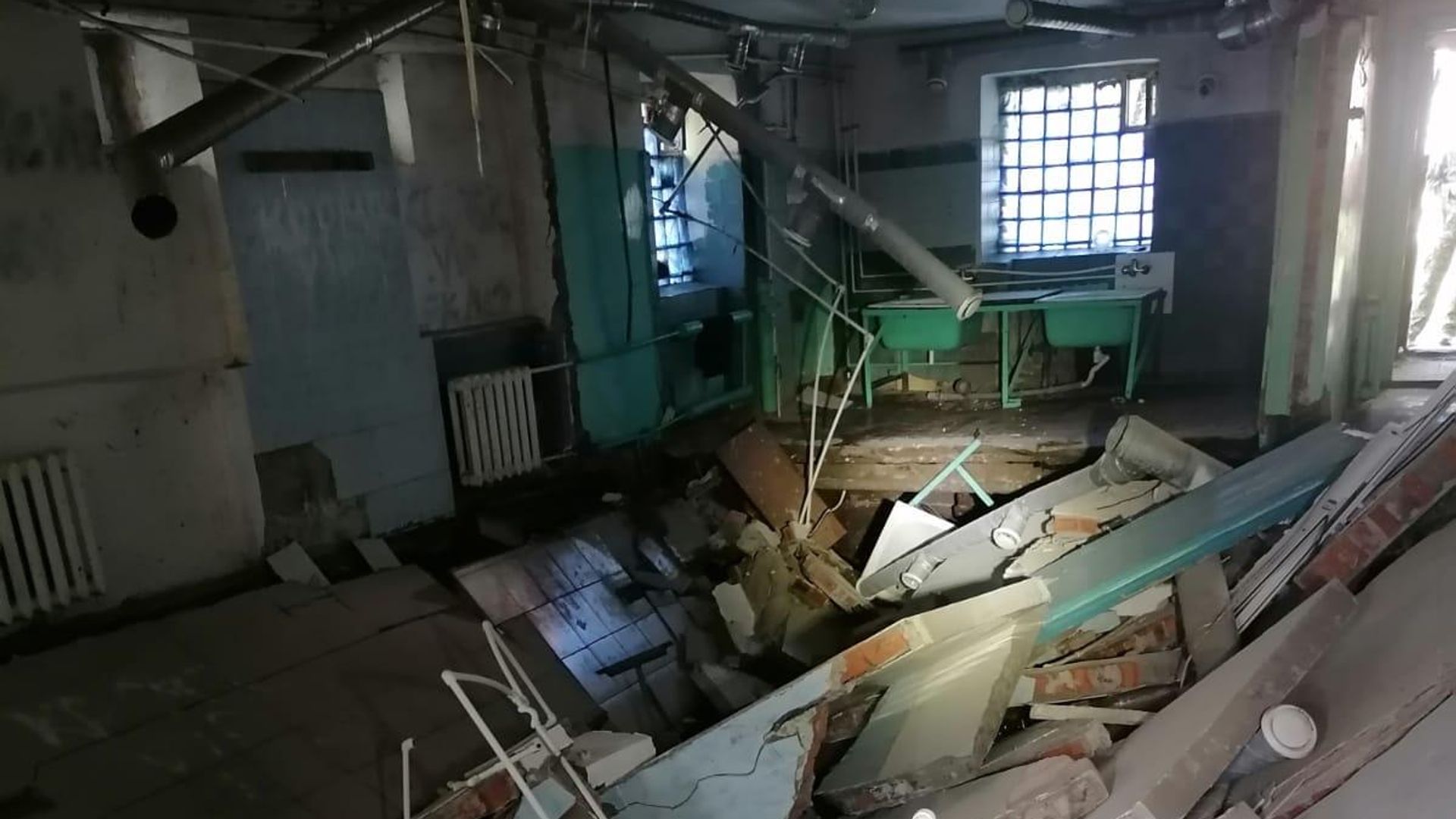 Дом в Перми, где произошло обрушение перегородок на первом этаже и в подвале Дом в Перми, где произошло обрушение перегородок на первом этаже и в подвале - РИА Новости, 1920, 11.09.2024