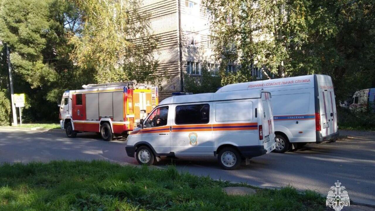 Автомобили МЧС России на месте обрушения перегородок между первым этажом и подвалом жилого дома на улице Клары Цеткин в Перми Автомобили МЧС России на месте обрушения перегородок между первым этажом и подвалом жилого дома на улице Клары Цеткин в Перми - РИА Новости, 1920, 16.09.2024