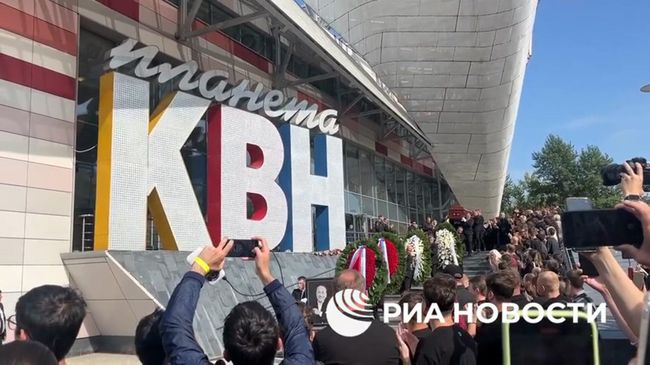 Аплодисменты после завершения церемонии прощания с Александром Масляковым Аплодисменты после завершения церемонии прощания с Александром Масляковым