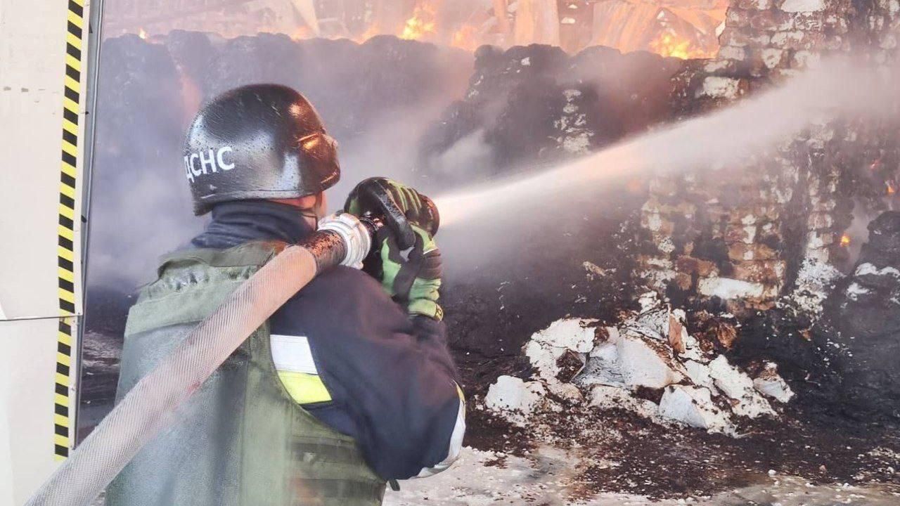 Украинский пожарный на месте взрыва Украинский пожарный на месте взрыва - РИА Новости, 1920, 03.12.2024