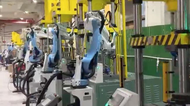 Роботы производят алюминиевые котелки и фляжки для нужд СВО на заводе Локопласт в Удмуртии. Кадр видео