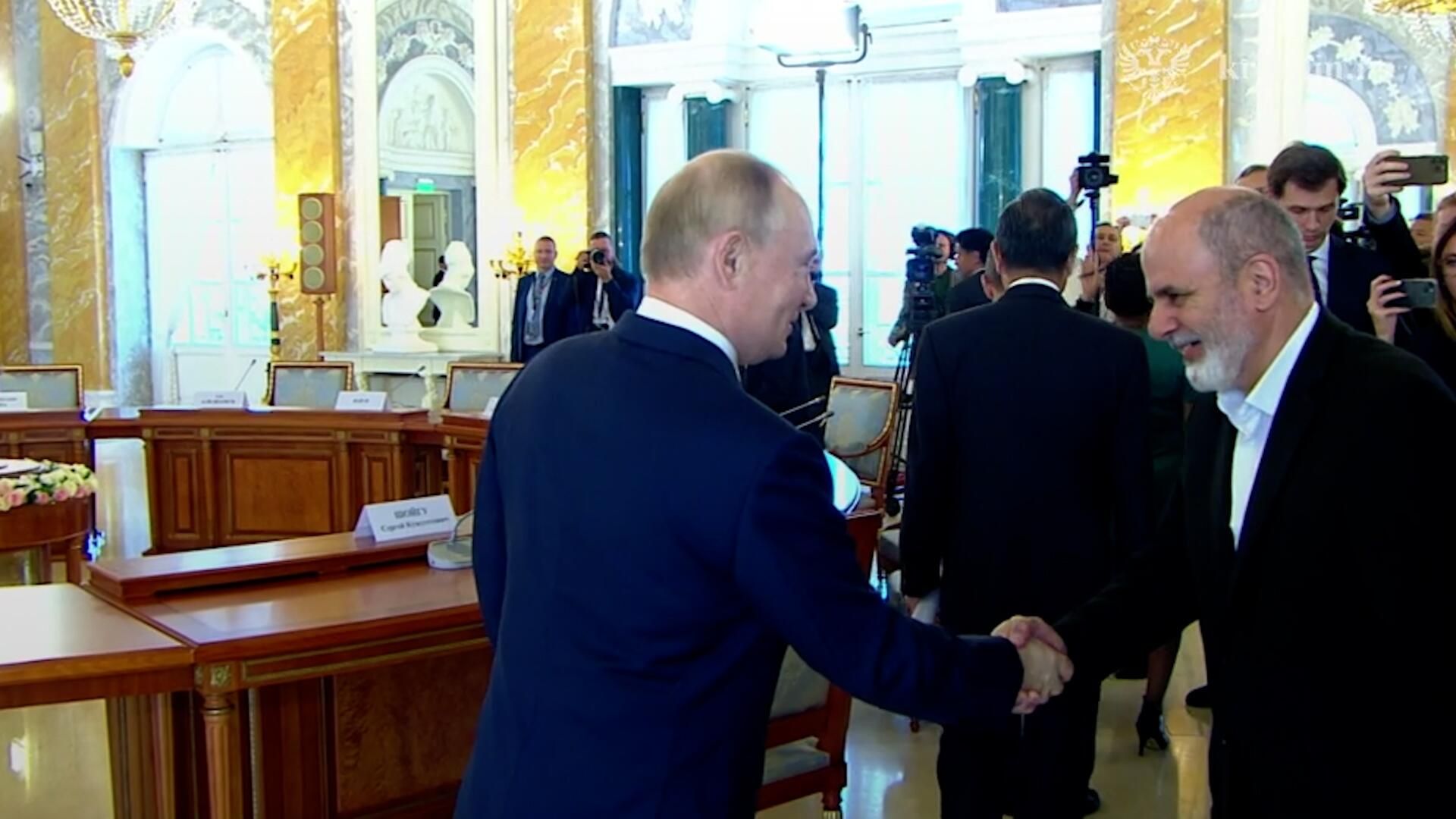 Путин на встрече с представителями БРИКС Путин на встрече с представителями БРИКС - РИА Новости, 1920, 12.09.2024