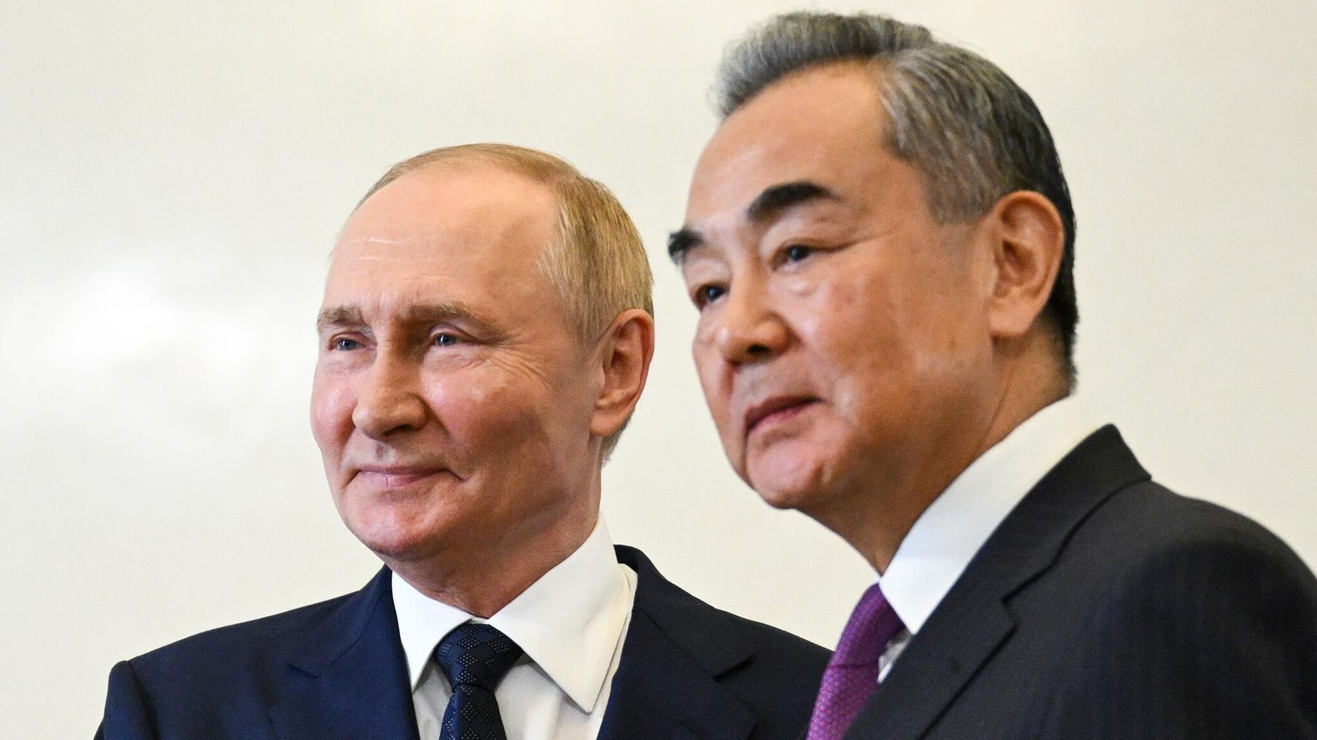 Владимир Путин и министр иностранных дел КНР Ван И во время встречи в Санкт-Петербурге Владимир Путин и министр иностранных дел КНР Ван И во время встречи в Санкт-Петербурге - РИА Новости, 1920, 12.09.2024