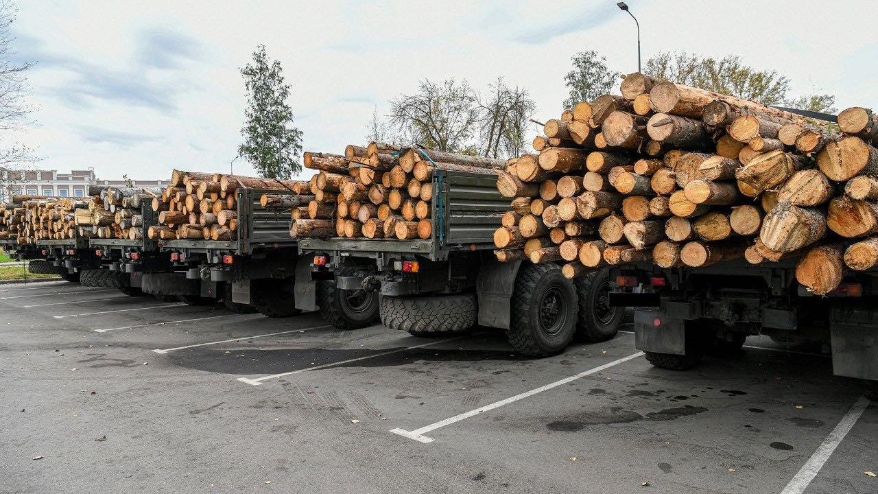 Вторую колонну с пиломатериалами направило Верхневолжье в зону СВО Вторую колонну с пиломатериалами направило Верхневолжье в зону СВО - РИА Новости, 1920, 12.09.2024