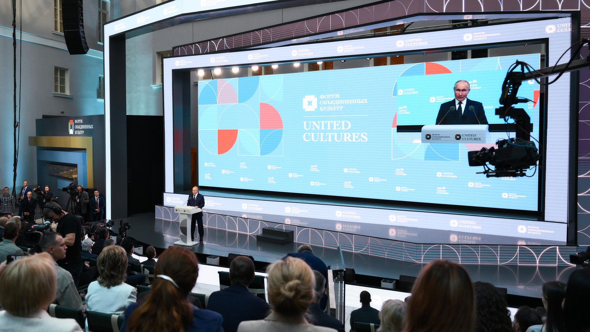 Президент России Владимир Путин выступает на пленарном заседании X Санкт-Петербургского международного форума объединенных культур Президент России Владимир Путин выступает на пленарном заседании X Санкт-Петербургского международного форума объединенных культур - РИА Новости, 1920, 12.09.2024