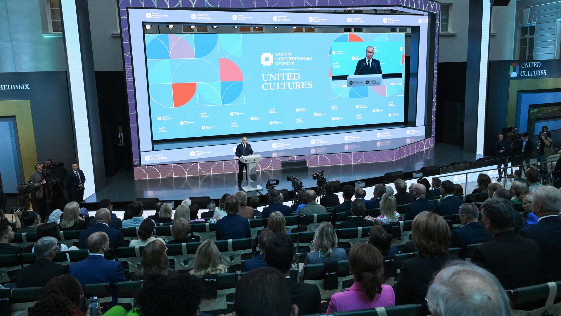 Президент России Владимир Путин выступает на пленарном заседании X Санкт-Петербургского международного форума объединенных культур Президент России Владимир Путин выступает на пленарном заседании X Санкт-Петербургского международного форума объединенных культур - РИА Новости, 1920, 12.09.2024