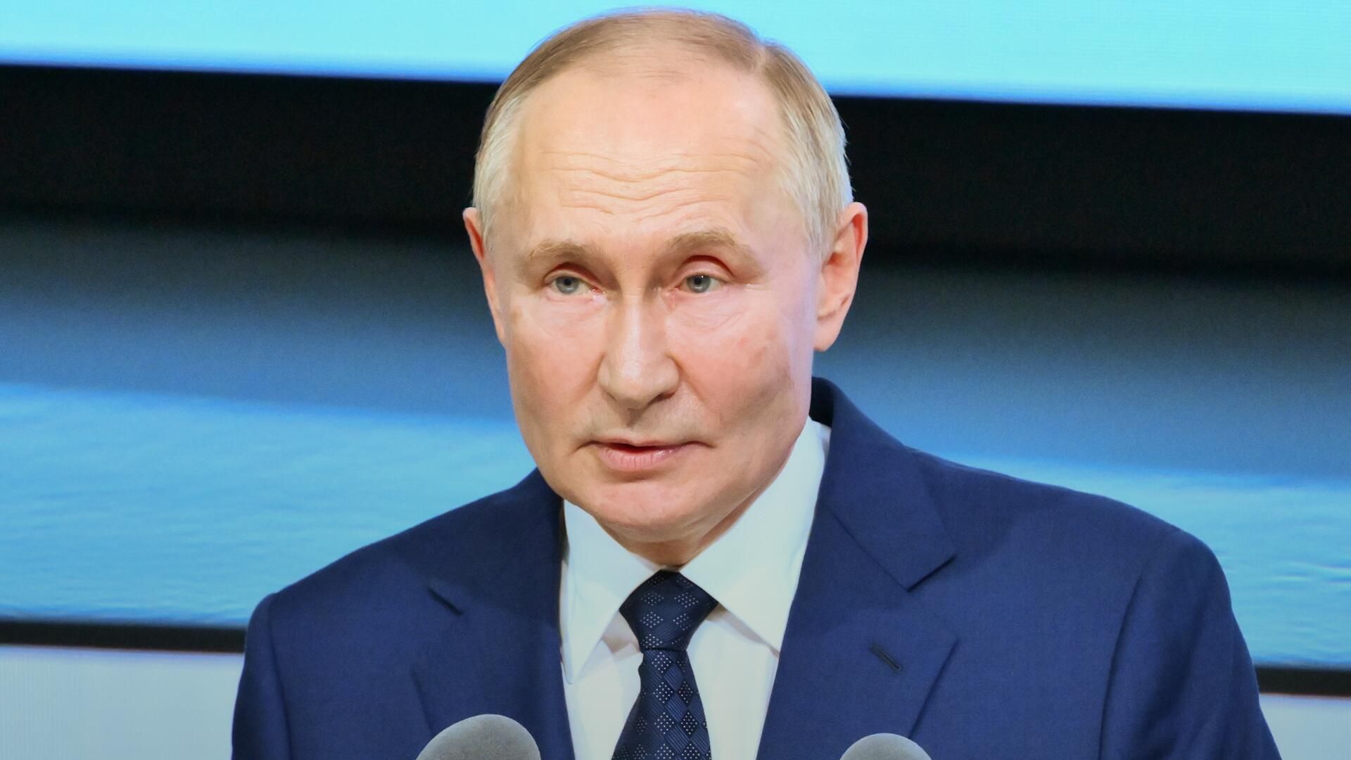 Путин отвечает на вопросы журналистов после пленарной сессии Путин отвечает на вопросы журналистов после пленарной сессии - РИА Новости, 1920, 12.09.2024
