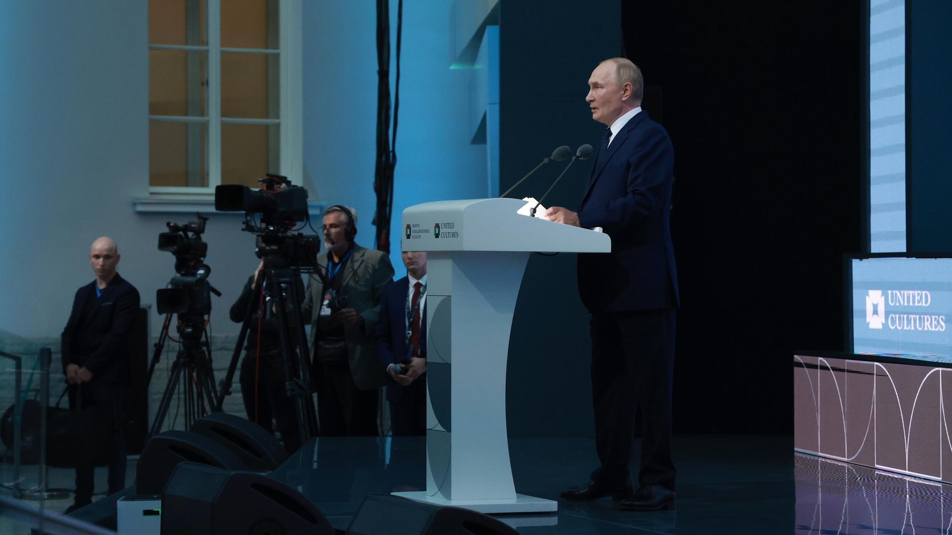 Президент России Владимир Путин выступает на пленарном заседании X Санкт-Петербургского международного форума объединенных культур - РИА Новости, 1920, 12.09.2024