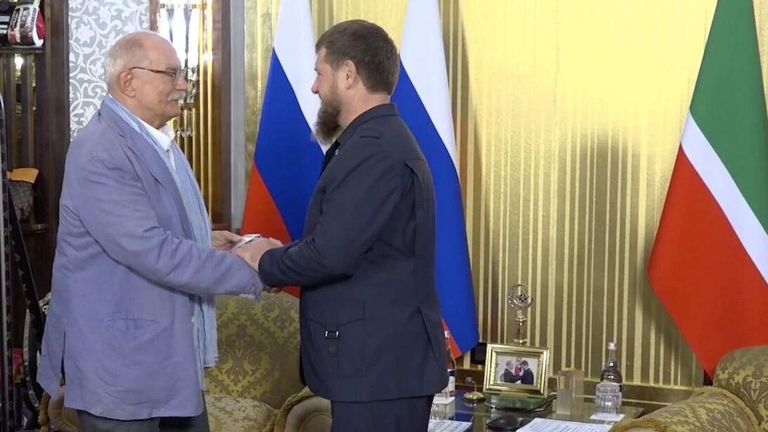 Кинорежиссер Никита Михалков и глава Чеченской республики Рамзан Кадыров. 12 сентября 2024 Кинорежиссер Никита Михалков и глава Чеченской республики Рамзан Кадыров. 12 сентября 2024 - РИА Новости, 1920, 12.09.2024