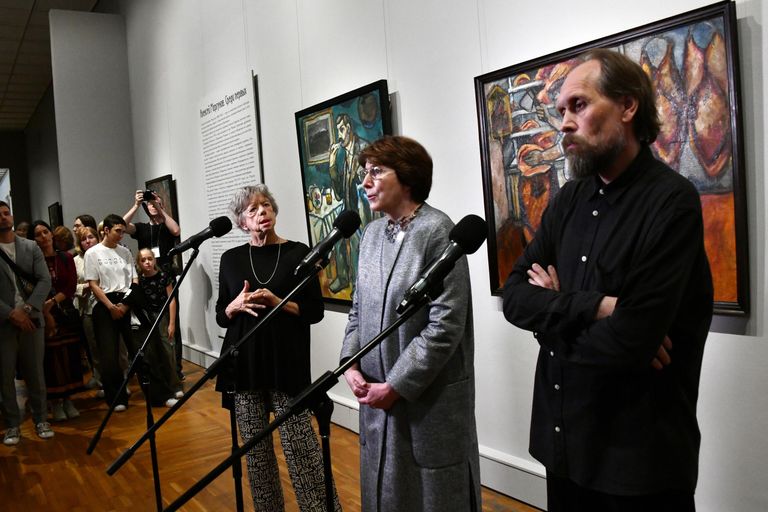 Искусствовед, ведущий специалист по русскому авангарду, старший научный сотрудник Отдела живописи первой половины ХХ века Государственной Третьяковской галереи Ирина Вакар, заместитель генерального директора Государственной Третьяковской галереи по научной работе Татьяна Карпова и куратор выставки, искусствовед, специалист по авангардному искусству Игорь Смекалов (слева направо) на выставке Алексей Моргунов. Среди первых Искусствовед, ведущий специалист по русскому авангарду, старший научный сотрудник Отдела живописи первой половины ХХ века Государственной Третьяковской галереи Ирина Вакар, заместитель генерального директора Государственной Третьяковской галереи по научной работе Татьяна Карпова и куратор выставки, искусствовед, специалист по авангардному искусству Игорь Смекалов (слева направо) на выставке Алексей Моргунов. Среди первых