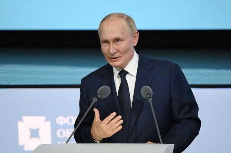 Президент РФ Владимир Путин выступает на пленарном заседании X Санкт-Петербургского международного форума объединенных культур Президент РФ Владимир Путин выступает на пленарном заседании X Санкт-Петербургского международного форума объединенных культур