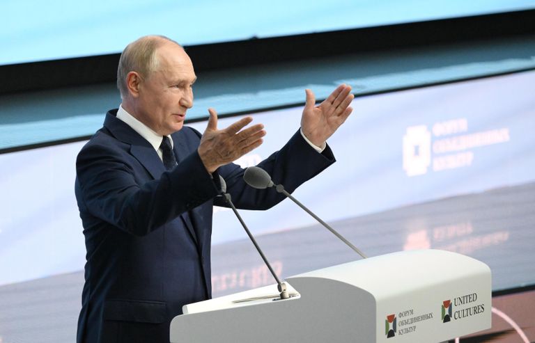 Президент РФ Владимир Путин выступает на пленарном заседании X Санкт-Петербургского международного форума объединенных культур Президент РФ Владимир Путин выступает на пленарном заседании X Санкт-Петербургского международного форума объединенных культур
