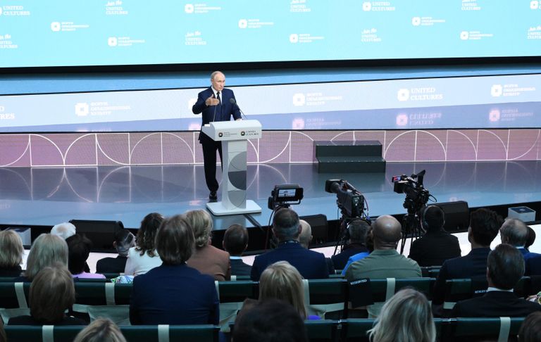 Президент РФ Владимир Путин выступает на пленарном заседании X Санкт-Петербургского международного форума объединенных культур Президент РФ Владимир Путин выступает на пленарном заседании X Санкт-Петербургского международного форума объединенных культур
