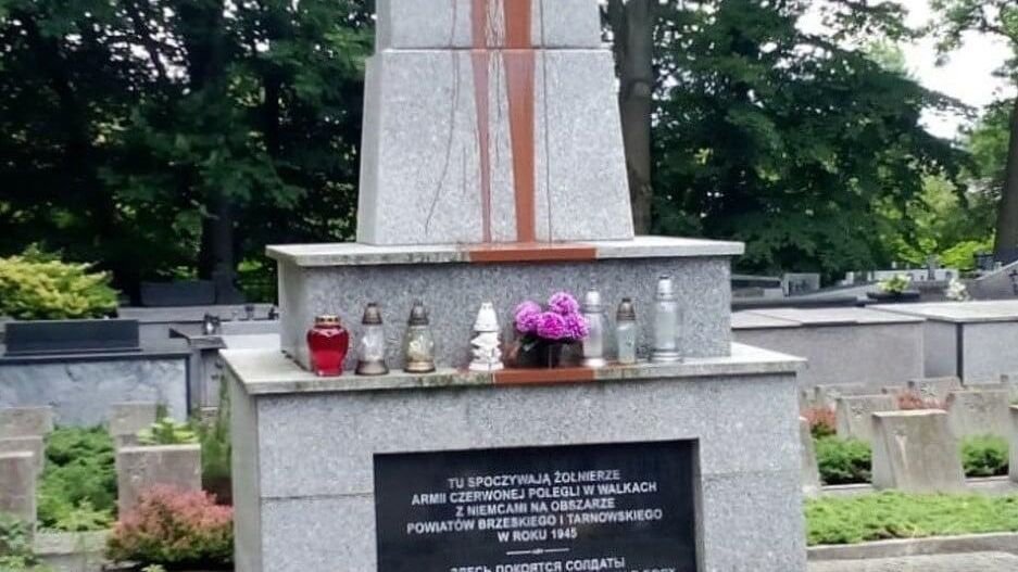 Оскверненный памятник красноармейцам в польском Тарнуве Оскверненный памятник красноармейцам в польском Тарнуве - РИА Новости, 1920, 13.09.2024