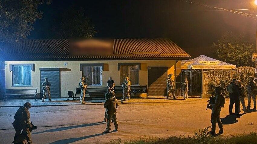 Мужчина обстрелял наряд полиции из автомата в Хмельницкой области на западе Украины Мужчина обстрелял наряд полиции из автомата в Хмельницкой области на западе Украины - РИА Новости, 1920, 14.09.2024