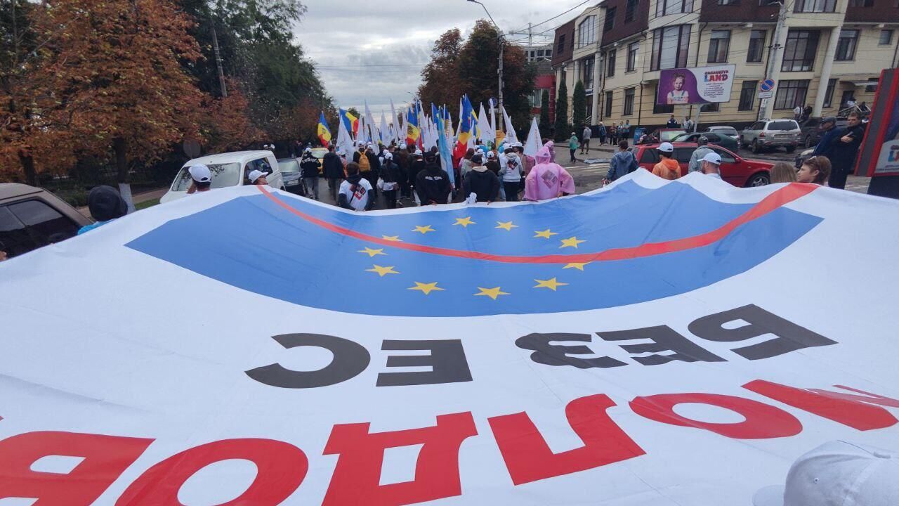 Участники марша против ЕС в городе Комрат, Гагаузия Участники марша против ЕС в городе Комрат, Гагаузия - РИА Новости, 1920, 15.09.2024