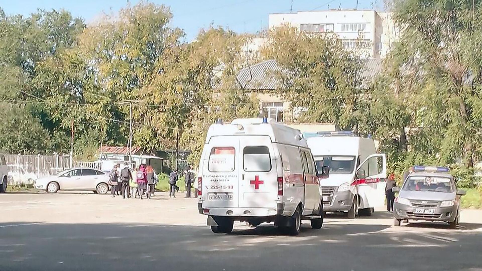 Обстановка возле школы в Челябинске, где школьник с молотком напал на учеников и педагогов Обстановка возле школы в Челябинске, где школьник с молотком напал на учеников и педагогов - РИА Новости, 1920, 16.09.2024