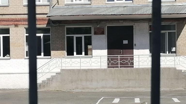 Обстановка у школы в Челябинске, где школьник напал с молотком на сверстников Обстановка у школы в Челябинске, где школьник напал с молотком на сверстников