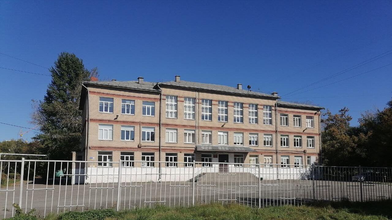 Обстановка у школы в Челябинске, где школьник напал с молотком на сверстников Обстановка у школы в Челябинске, где школьник напал с молотком на сверстников - РИА Новости, 1920, 16.09.2024