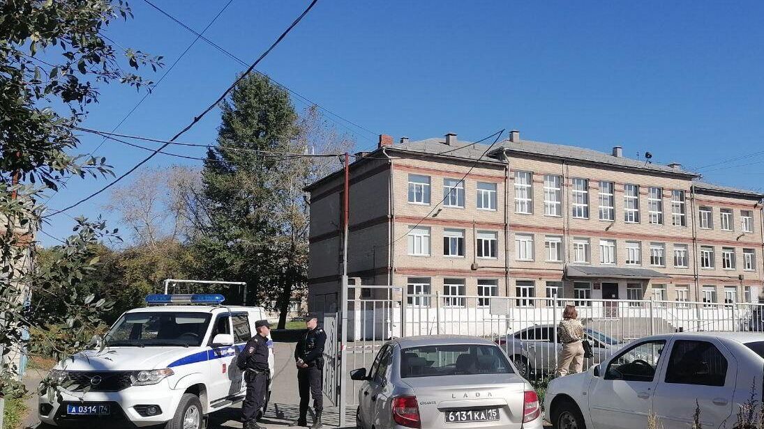Обстановка у школы в Челябинске, где школьник напал с молотком на сверстников Обстановка у школы в Челябинске, где школьник напал с молотком на сверстников - РИА Новости, 1920, 16.09.2024