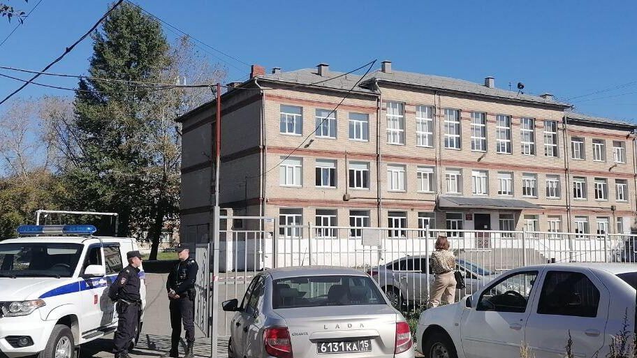 Обстановка у школы в Челябинске, где школьник напал с молотком на сверстников Обстановка у школы в Челябинске, где школьник напал с молотком на сверстников - РИА Новости, 1920, 16.09.2024