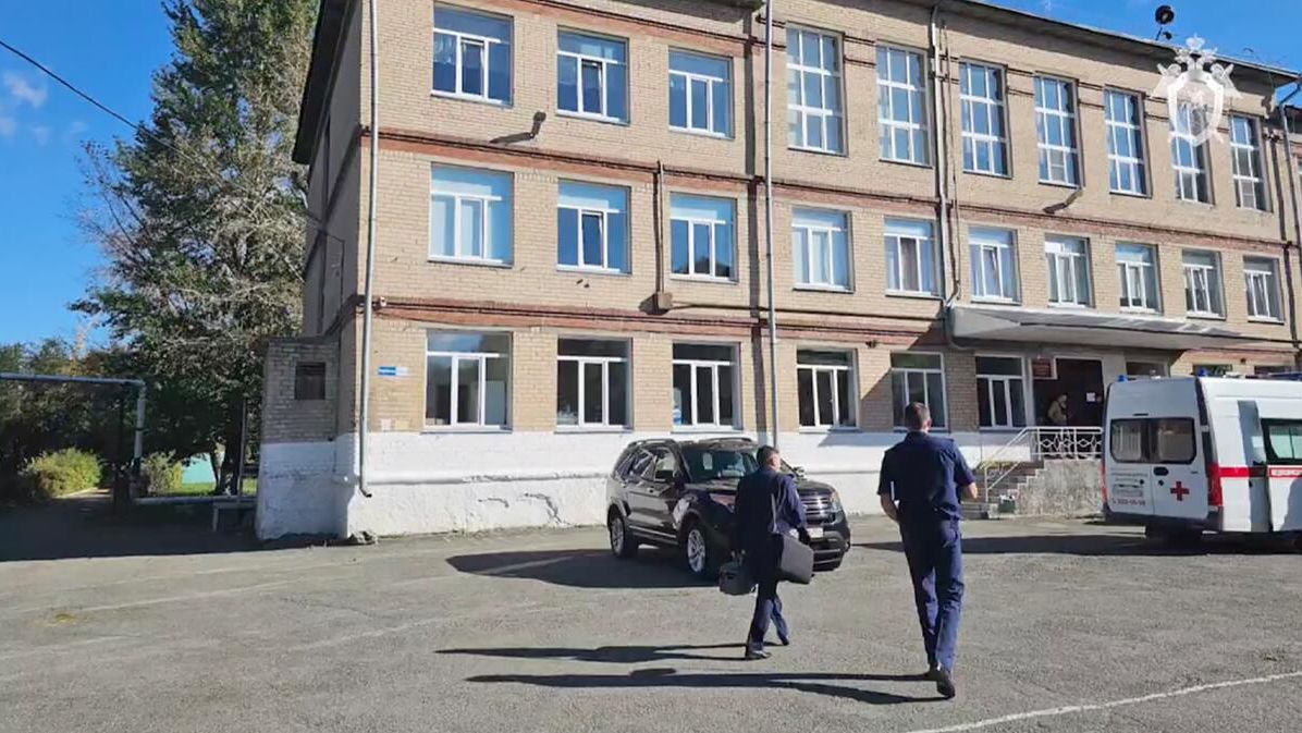Сотрудники СК России у школы в Челябинске, где школьник напал с молотком на сверстников Сотрудники СК России у школы в Челябинске, где школьник напал с молотком на сверстников - РИА Новости, 1920, 18.09.2024