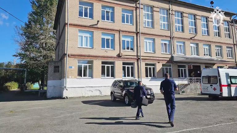 Сотрудники СК России у школы в Челябинске, где школьник напал с молотком на сверстников Сотрудники СК России у школы в Челябинске, где школьник напал с молотком на сверстников