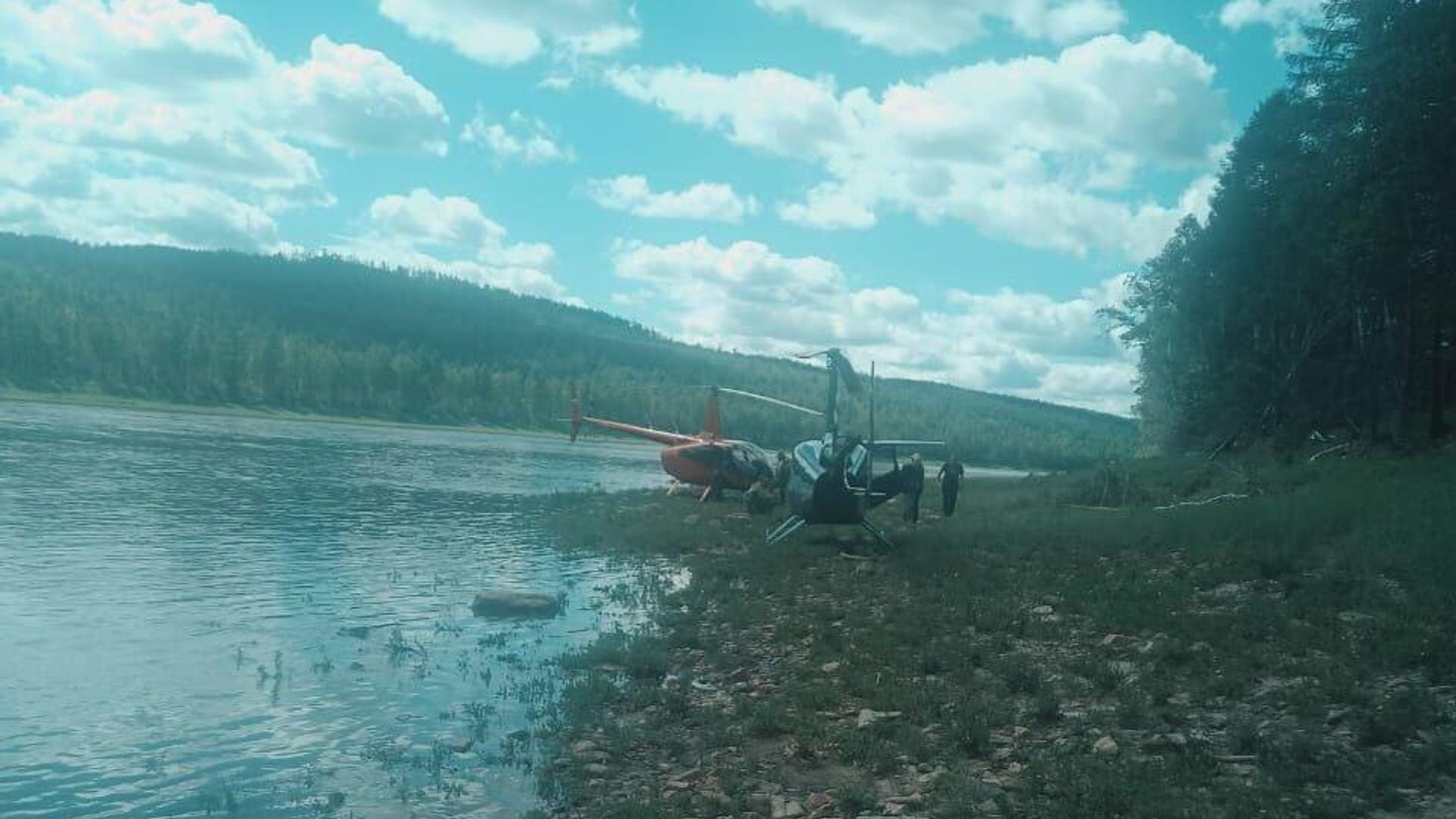 Поиск вертолета Robinson R66, на борту которого находились три человека в Зейском районе Приамурья. 17 сентября 2024 Поиск вертолета Robinson R66, на борту которого находились три человека в Зейском районе Приамурья. 17 сентября 2024 - РИА Новости, 1920, 17.09.2024