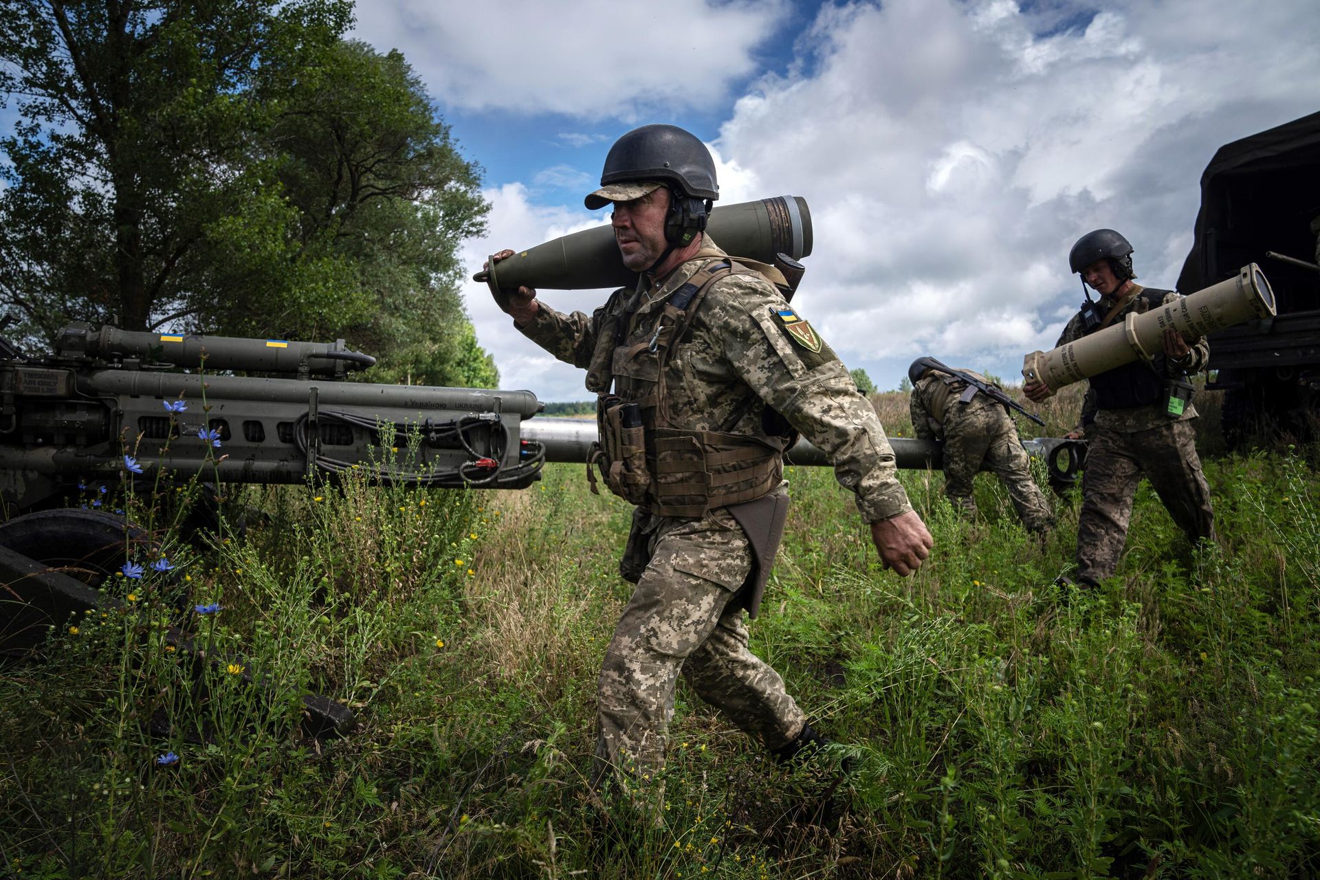Украинский военный со 155-миллиметровым снарядом Украинский военный со 155-миллиметровым снарядом - РИА Новости, 1920, 10.12.2024