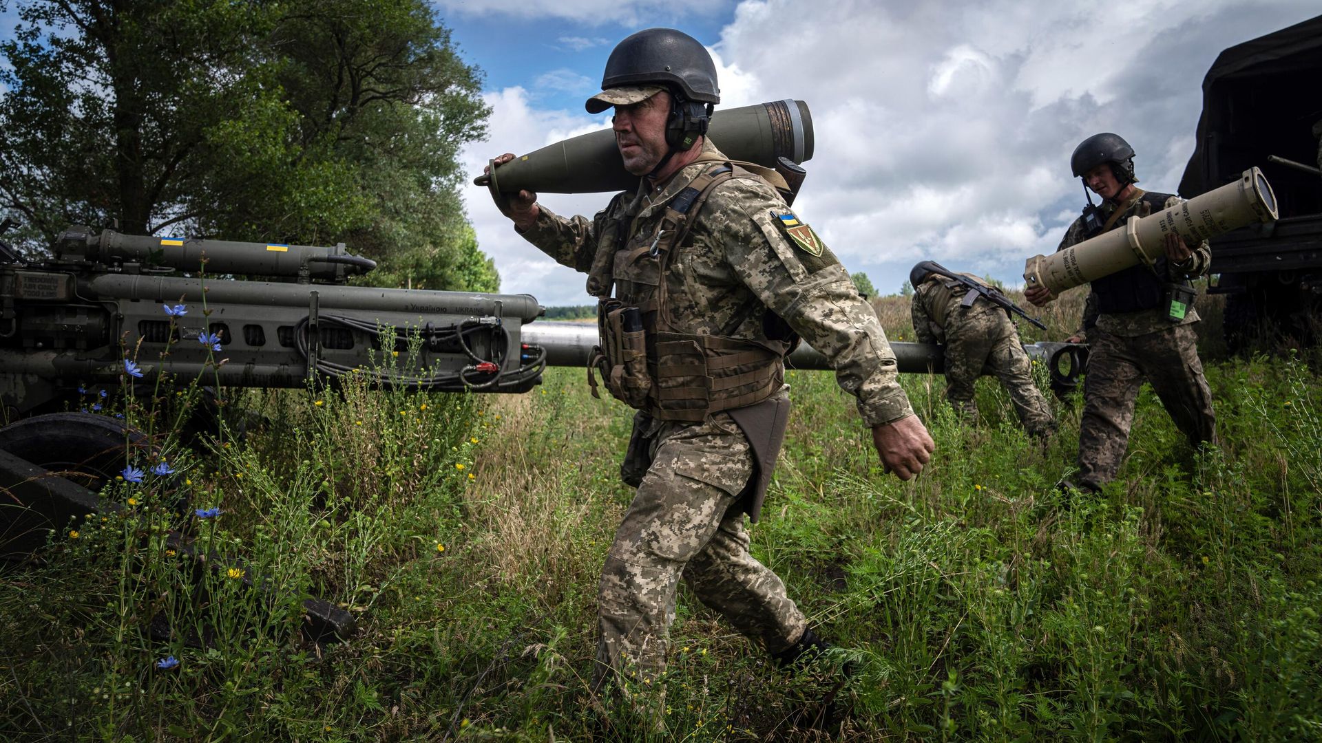Украинский военный со снарядом калибра 155 миллиметров Украинский военный со снарядом калибра 155 миллиметров - РИА Новости, 1920, 17.09.2024