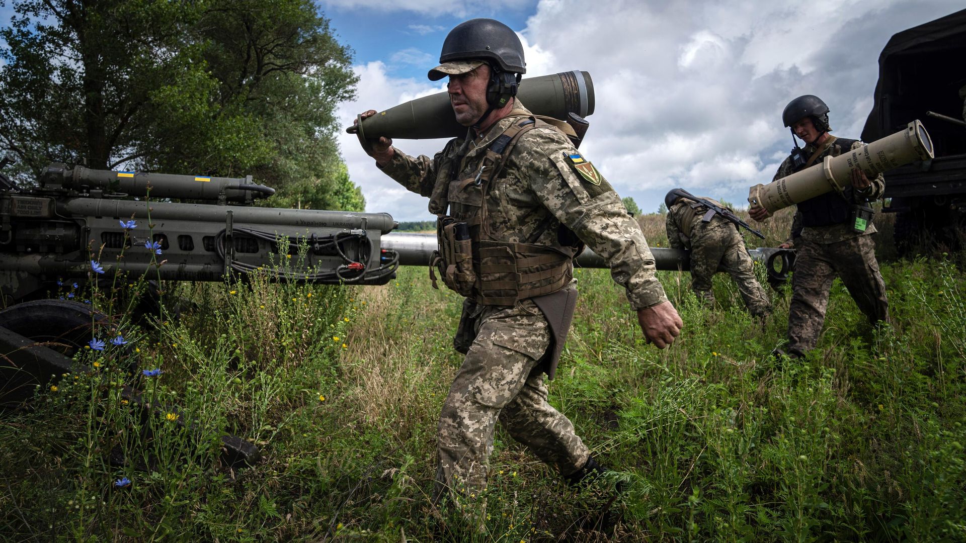 Украинский военный со снарядом калибра 155 миллиметров Украинский военный со снарядом калибра 155 миллиметров - РИА Новости, 1920, 16.10.2024