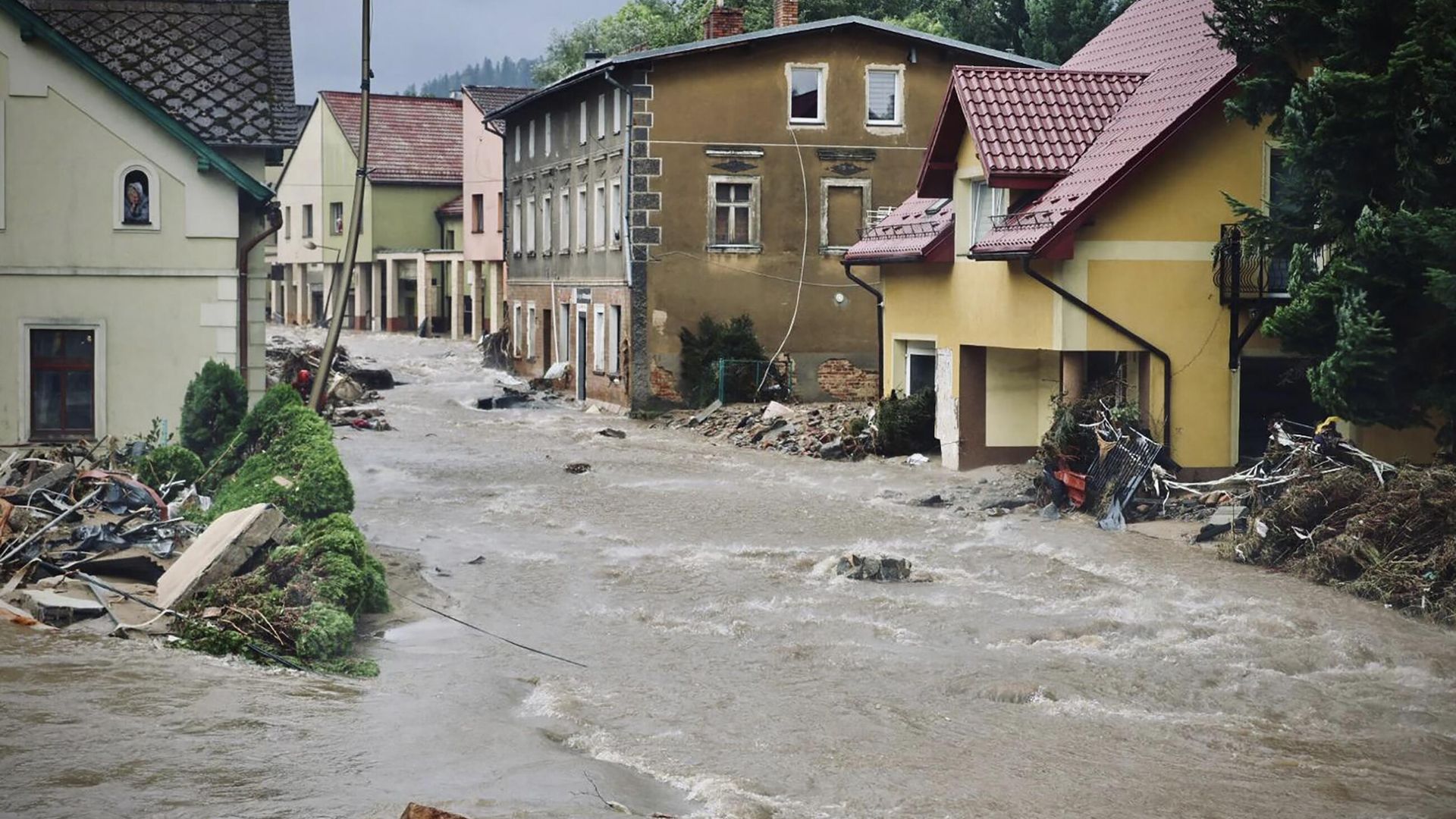 Затопленная улица в городе Ныса на юго-западе Польши Затопленная улица в городе Ныса на юго-западе Польши - РИА Новости, 1920, 21.09.2024