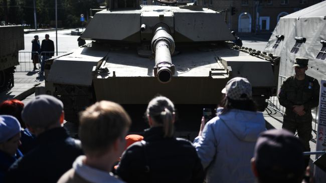 Посетители осматривают выставку Сила V правде — гордость и победа на площади Пименова в Новосибирске