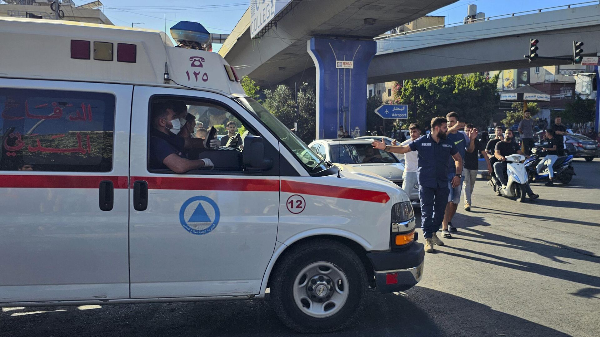 Автомобиль скорой помощи везет раненых после массовой детонации пейджеров в Бейруте Автомобиль скорой помощи везет раненых после массовой детонации пейджеров в Бейруте - РИА Новости, 1920, 18.09.2024