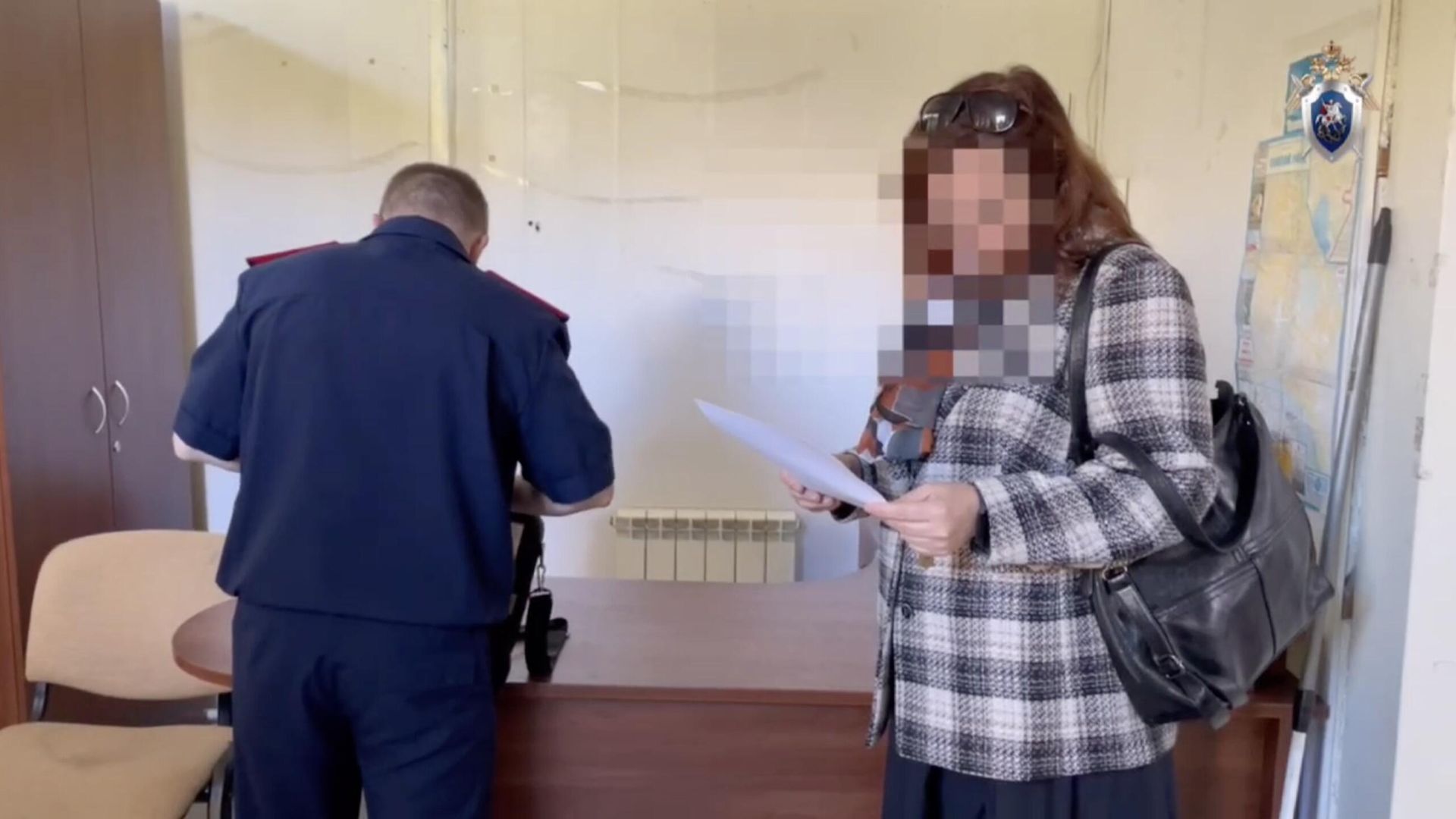 Задержанная после нападения школьника с молотком на сверстников в челябинской школе Задержанная после нападения школьника с молотком на сверстников в челябинской школе - РИА Новости, 1920, 18.09.2024