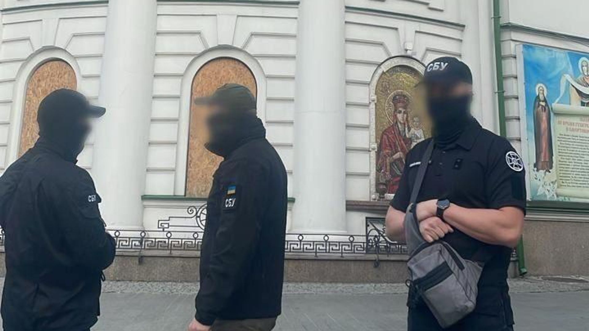 Сотрудники СБУ у монастыря УПЦ в Киеве Сотрудники СБУ у монастыря УПЦ в Киеве - РИА Новости, 1920, 08.10.2024