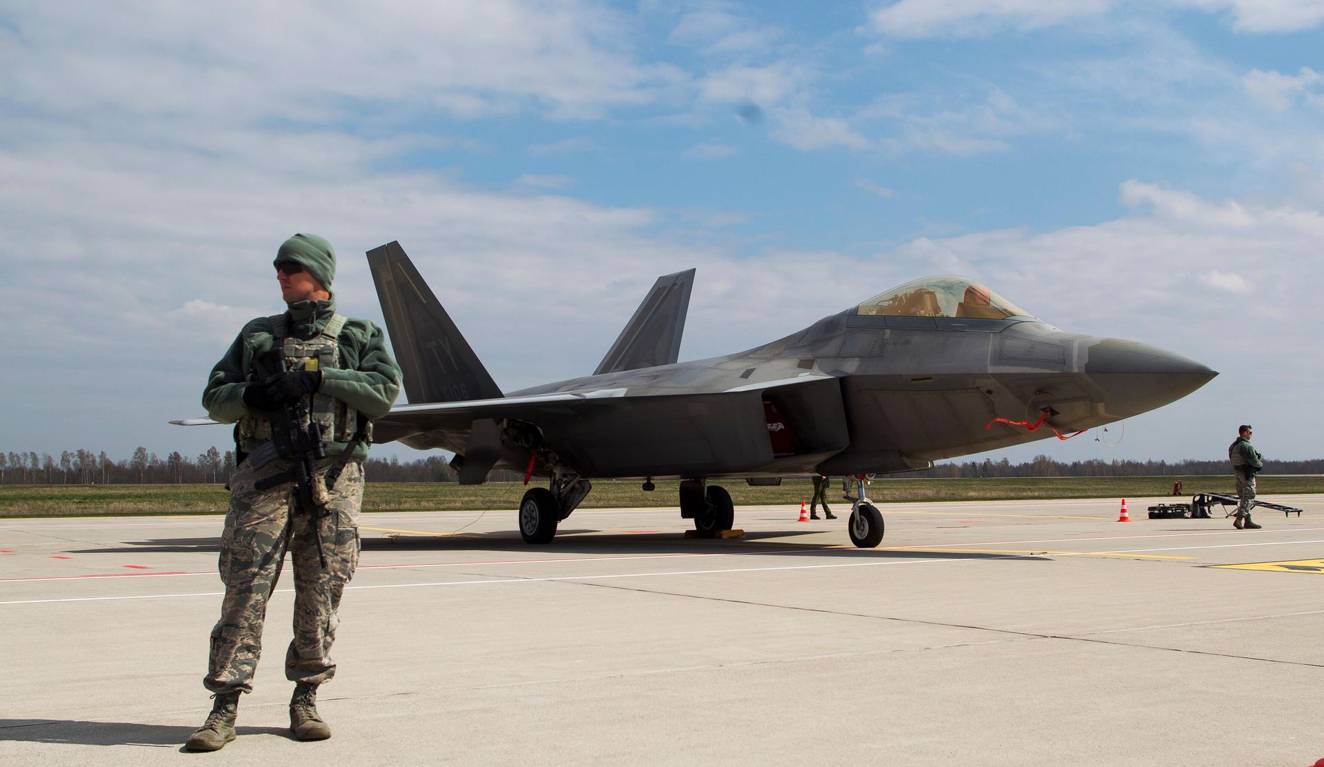 Военный полицейский армии США стоит перед истребителем F-22 Raptor на авиабазе Шяуляй Военный полицейский армии США стоит перед истребителем F-22 Raptor на авиабазе Шяуляй - РИА Новости, 1920, 19.11.2024