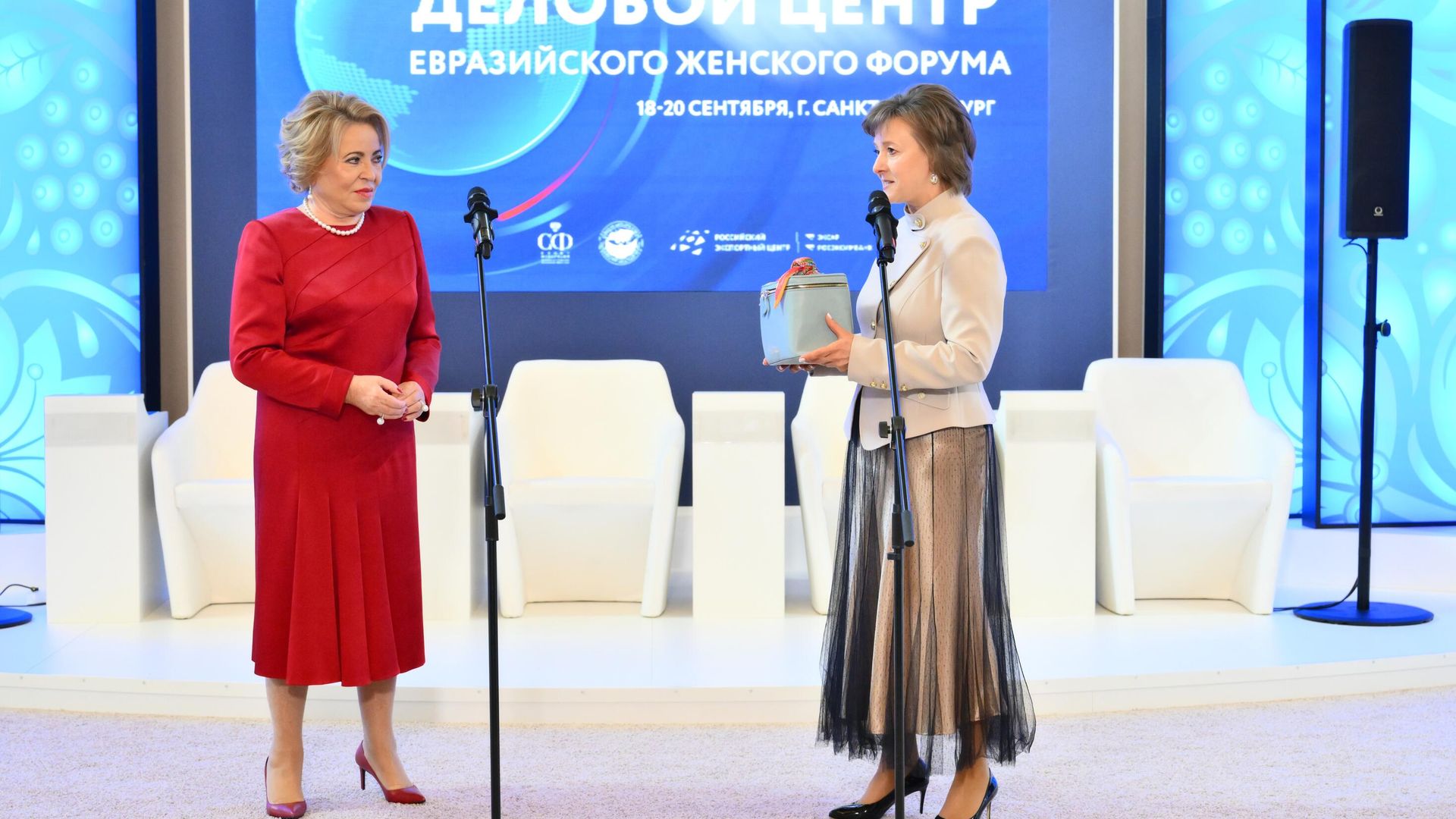 Председатель Совета Федерации ФС РФ Валентина Матвиенко и генеральный директор РЭЦ Вероника Никишина на презентации первого бьюти-бокса Сделано в России Председатель Совета Федерации ФС РФ Валентина Матвиенко и генеральный директор РЭЦ Вероника Никишина на презентации первого бьюти-бокса Сделано в России - РИА Новости, 1920, 18.09.2024