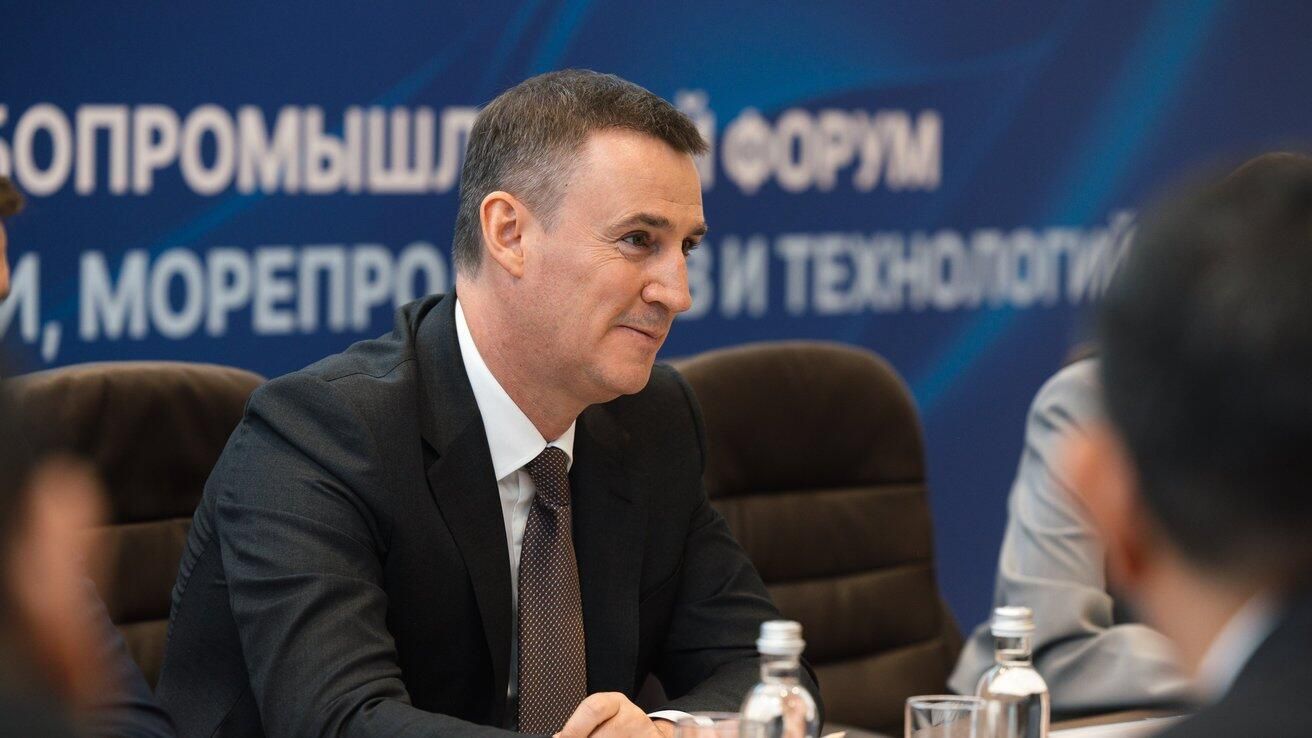 Дмитрий Патрушев во время переговоров с Министром морских дел и рыболовства Республики Индонезии Шакти Тренггоно на полях VII Международного рыбопромышленного форума в Санкт-Петербурге Дмитрий Патрушев во время переговоров с Министром морских дел и рыболовства Республики Индонезии Шакти Тренггоно на полях VII Международного рыбопромышленного форума в Санкт-Петербурге - РИА Новости, 1920, 23.10.2024