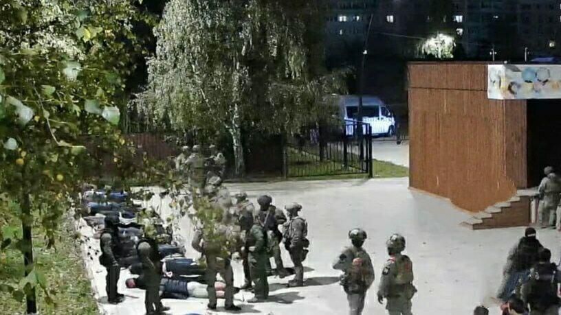 Сотрудники правоохранительных органов задерживают участников драки в Тутаеве Ярославской области Сотрудники правоохранительных органов задерживают участников драки в Тутаеве Ярославской области - РИА Новости, 1920, 19.09.2024