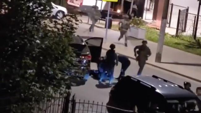 Сотрудники правоохранительных органов задерживают участников драки в Тутаеве Ярославской области. Кадр видео очевидца