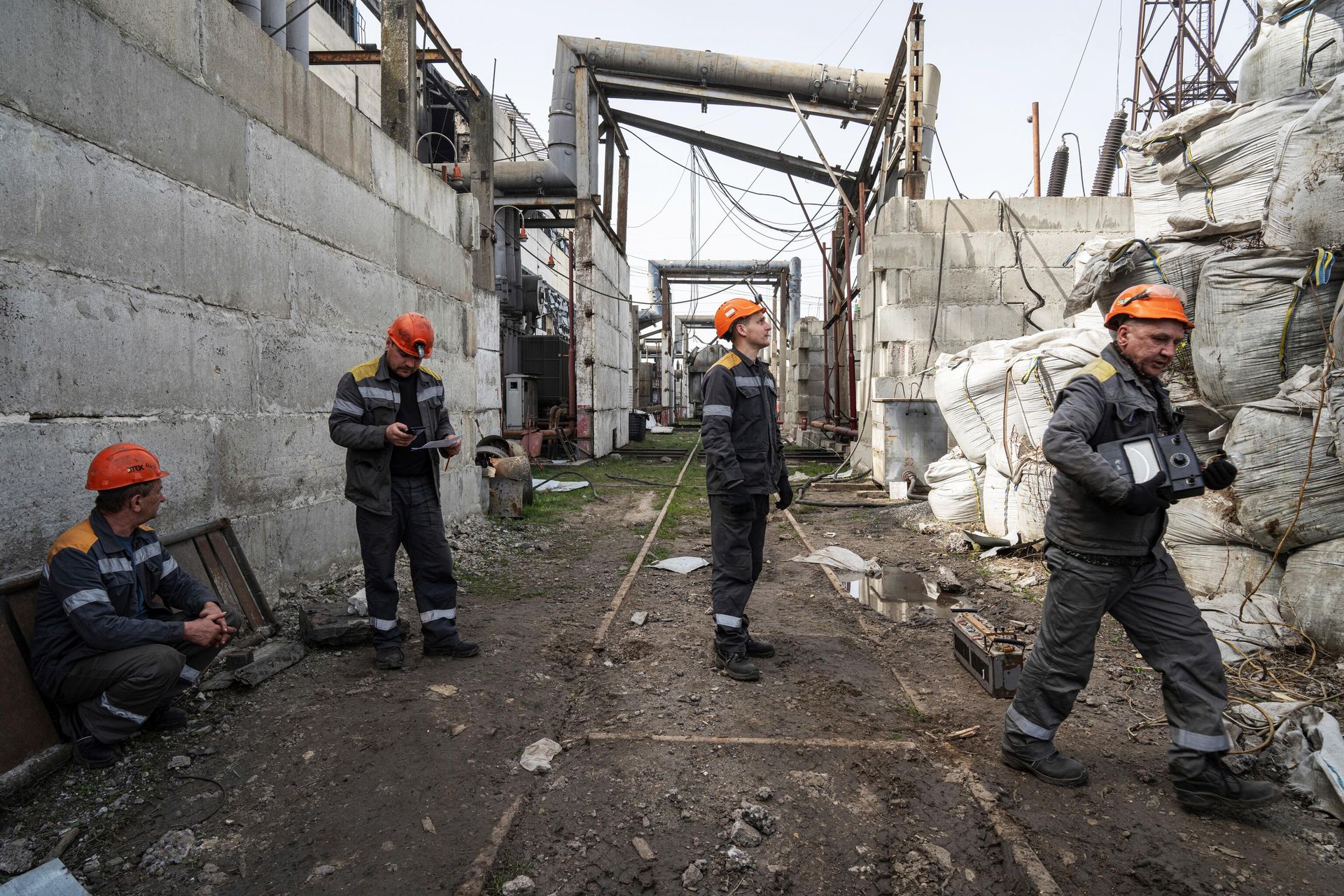 Рабочие у поврежденного трансформатора электростанции на Украине Рабочие у поврежденного трансформатора электростанции на Украине - РИА Новости, 1920, 13.11.2024