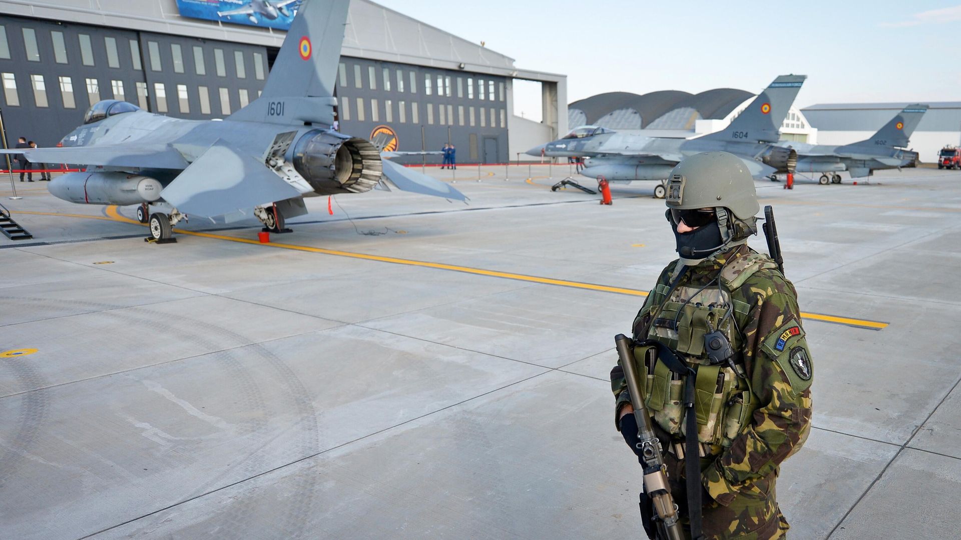 Румынский военный охраняет истребители F16 румынских ВВС Румынский военный охраняет истребители F16 румынских ВВС - РИА Новости, 1920, 24.10.2024