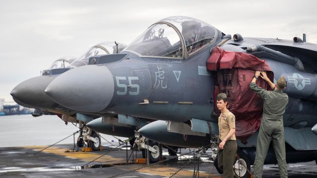 Самолеты Harrier на палубе авианосца USS Kearsarge ВМС США