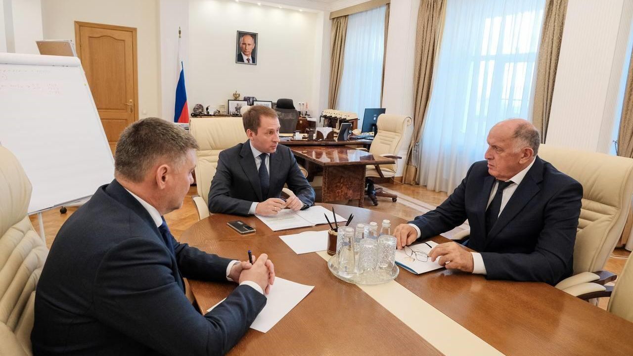 Премьер-министр Дагестана Абдулмуслим Абдулмуслимов и министр природных ресурсов и экологии РФ Александр Козлов во время встречи Премьер-министр Дагестана Абдулмуслим Абдулмуслимов и министр природных ресурсов и экологии РФ Александр Козлов во время встречи - РИА Новости, 1920, 19.09.2024