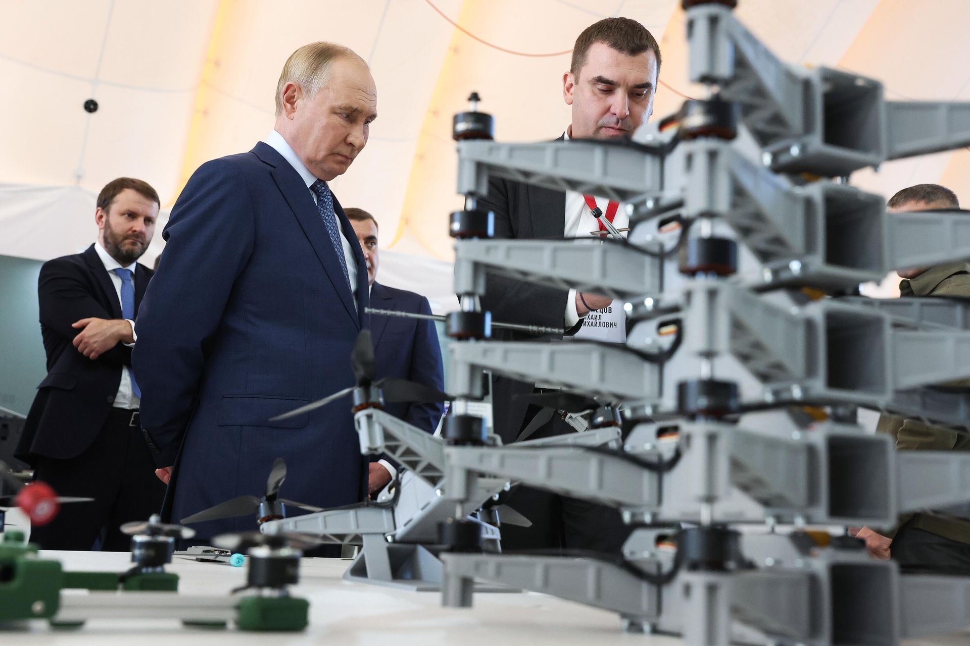 Президент России Владимир Путин во время посещения площадки ООО Специальный технологический центр в Санкт-Петербурге Президент России Владимир Путин во время посещения площадки ООО Специальный технологический центр в Санкт-Петербурге - РИА Новости, 1920, 19.09.2024