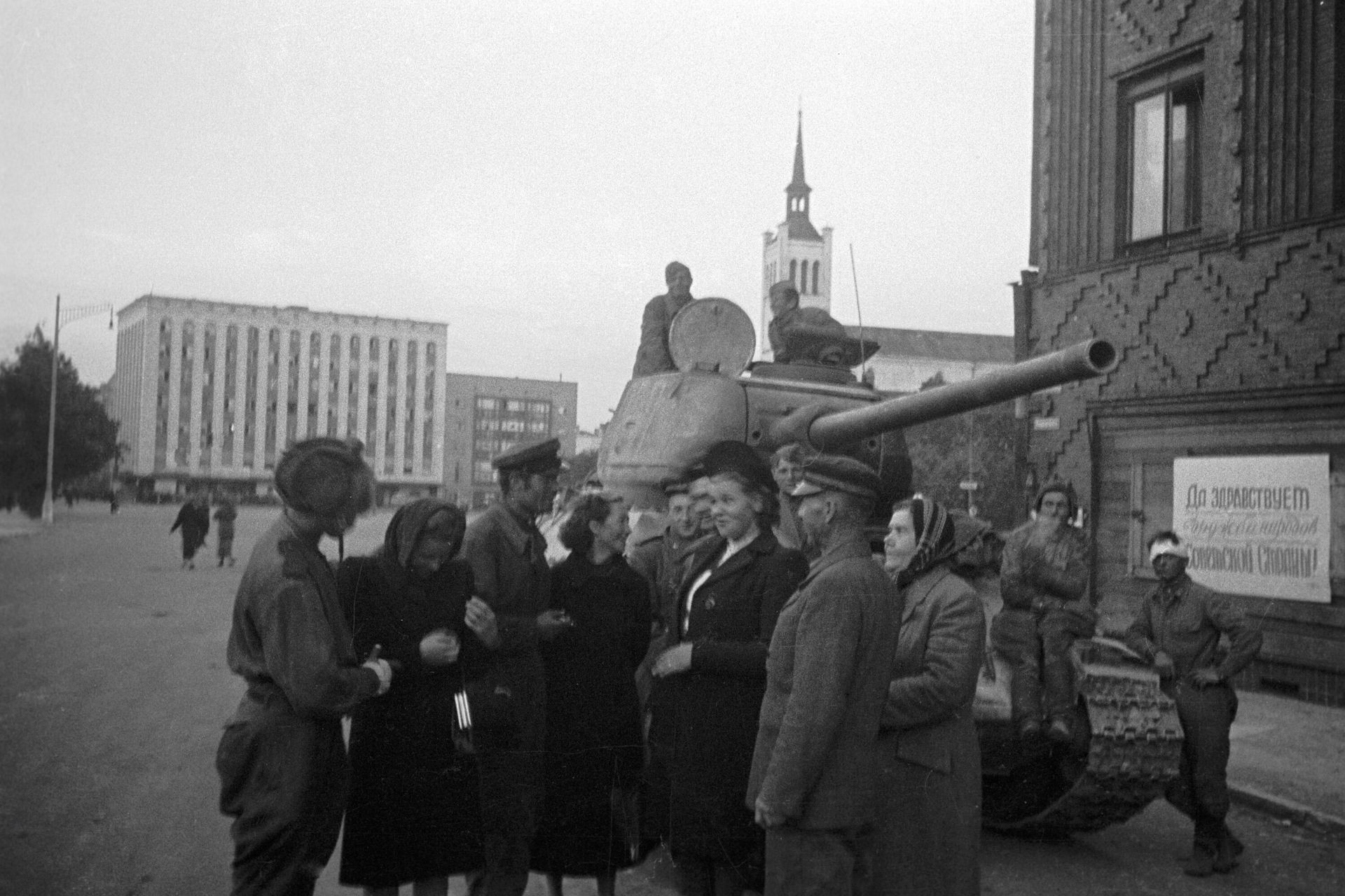Жители беседуют с советскими танкистами, освободившими Таллин Жители беседуют с советскими танкистами, освободившими Таллин - РИА Новости, 1920, 06.02.2026