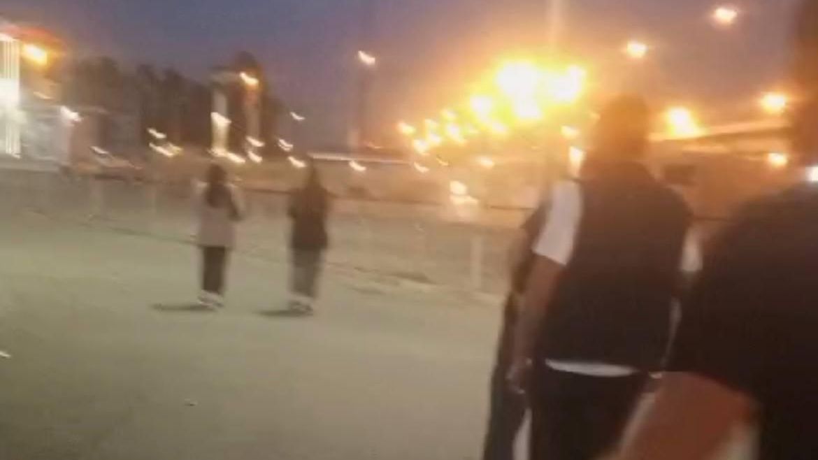 Кадр видео конфликта на Новоясеневском проспекте в Москве Кадр видео конфликта на Новоясеневском проспекте в Москве - РИА Новости, 1920, 20.09.2024