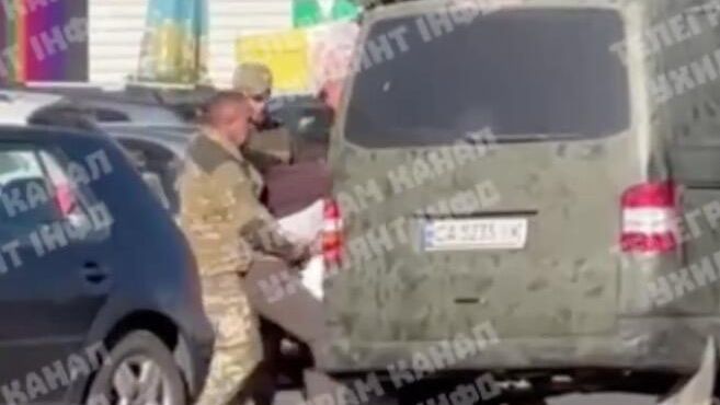 Сотрудники ТЦК заталкивают мужчину в автобус в городе Черкассы, Украина. Кадр видео Сотрудники ТЦК заталкивают мужчину в автобус в городе Черкассы, Украина. Кадр видео - РИА Новости, 1920, 13.11.2024