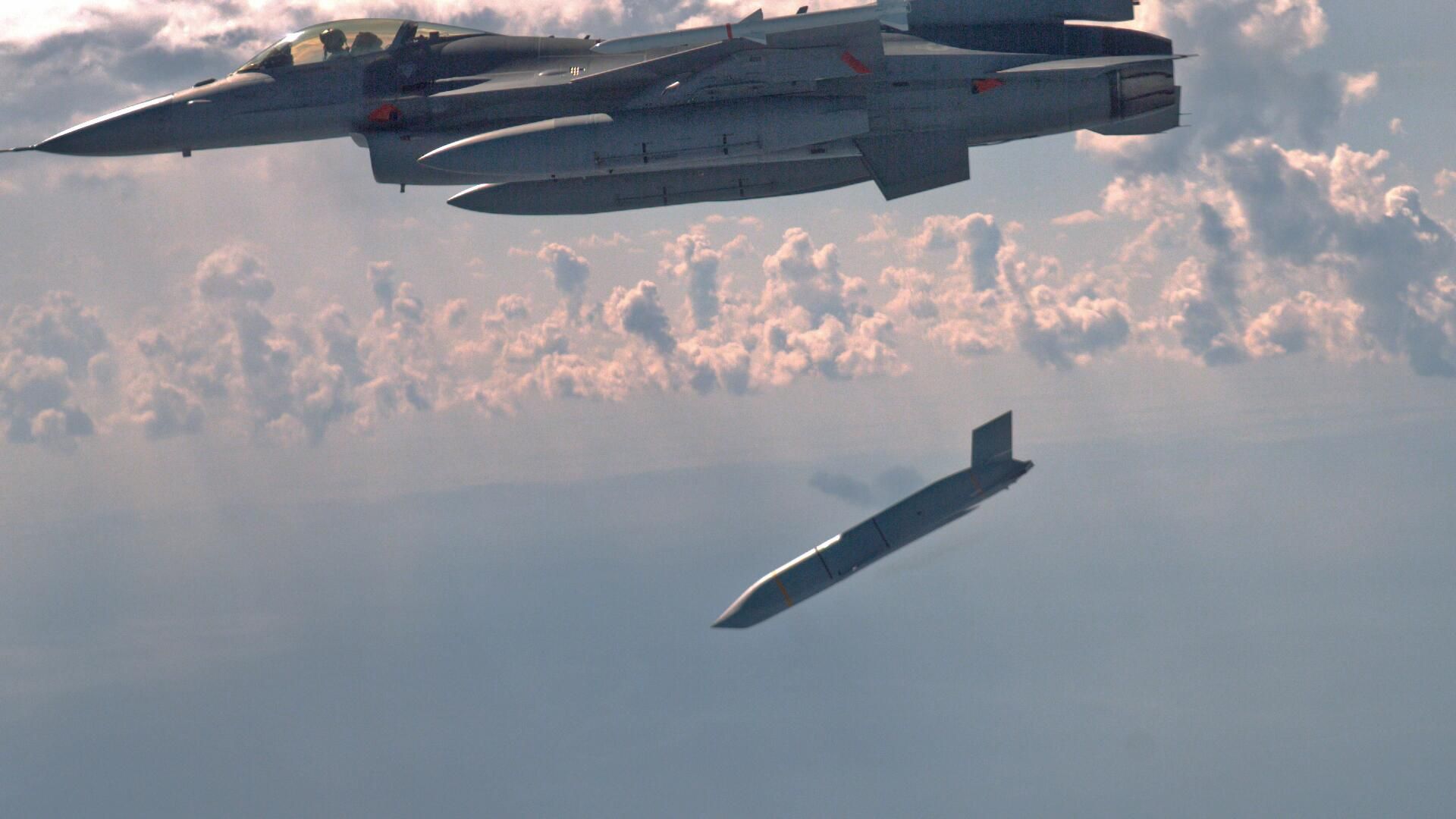 Запуск ракеты JASSM-ER с истребителя F-16 Запуск ракеты JASSM-ER с истребителя F-16 - РИА Новости, 1920, 24.11.2024